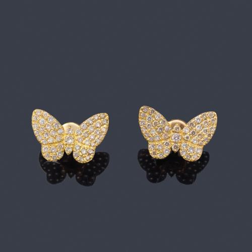  Pendientes cortos con diseño de mariposa en pavé de brillantes de aprox. 1,00 ct en total.