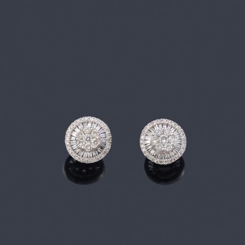  Pendientes cortos con diseño de rosetón con diamantes talla brillante y baguette de aprox. 0,45 ct en total.