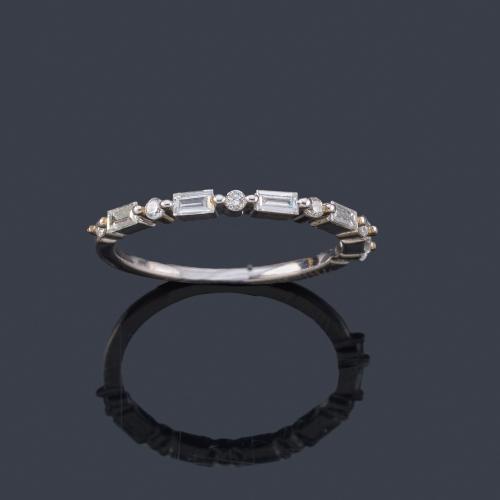  Media alianza con diamantes talla baguette intercalado con brillante en montura de oro blanco de 18K.