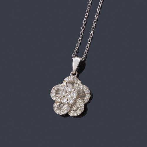  Colgante con diseño floral con diamantes talla baguette y brillantes de aprox. 0,70 ct en total.