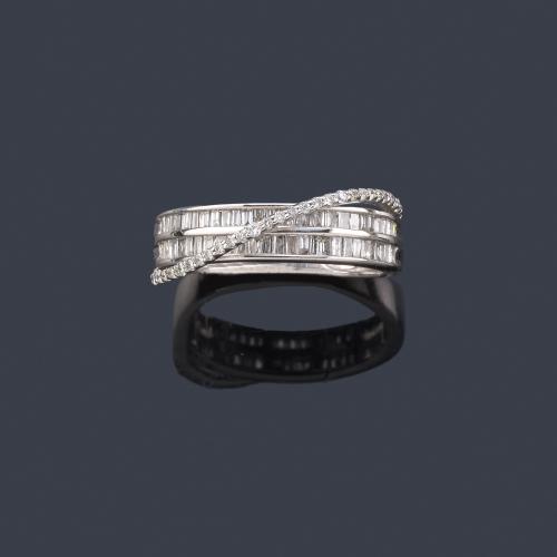 Anillo con doble banda de diamantes talla baguette con banda cruzada de brillantes en montura de oro blanco de 18K.
