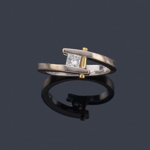  Anillo con diamante talla princesa de aprox. 0,25 ct en montura de oro blanco de 18K con detalle en oro amarillo.