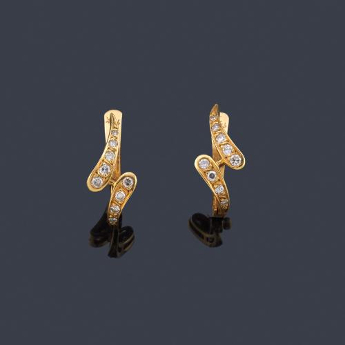  Pendientes tipo criolla con doble banda de brillantitos en montura de oro amarillo de 18K.