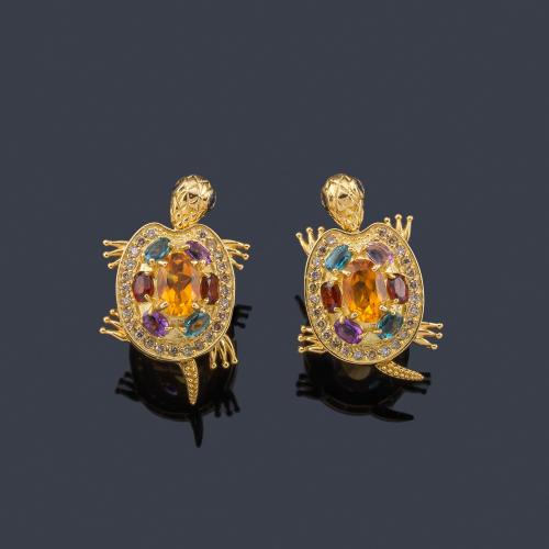 Lote 2505
Pendientes con diseño en forma de tortuga con zafiros multicolor y cuarzo citrino de aprox. 1,78 ct y brillantes de aprox. 0,30 ct en total.