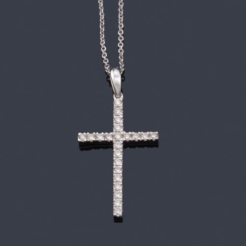  Cruz con brillantes en montura de oro blanco de 18K y cadena.