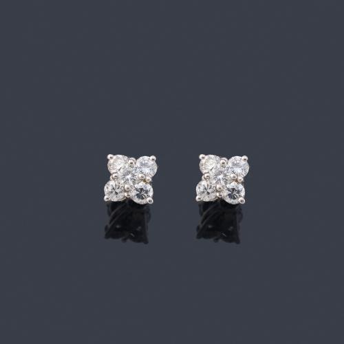  Pendientes con diseño de rosetón con brillantes de aprox. 0,40 ct en total en montura de oro blanco de 18K.