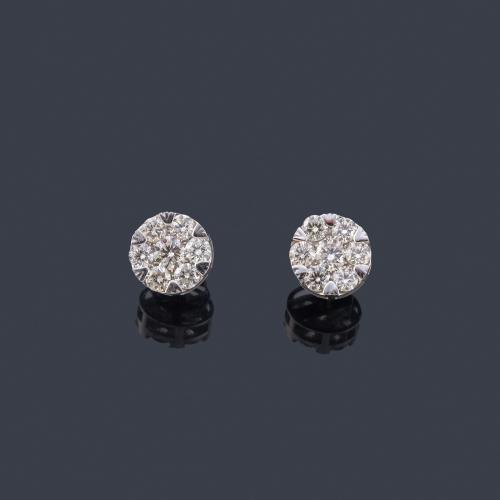 Lote 2514
Pendientes con diseño de rosetón de brillantes de aprox. 1,20 ct en total.