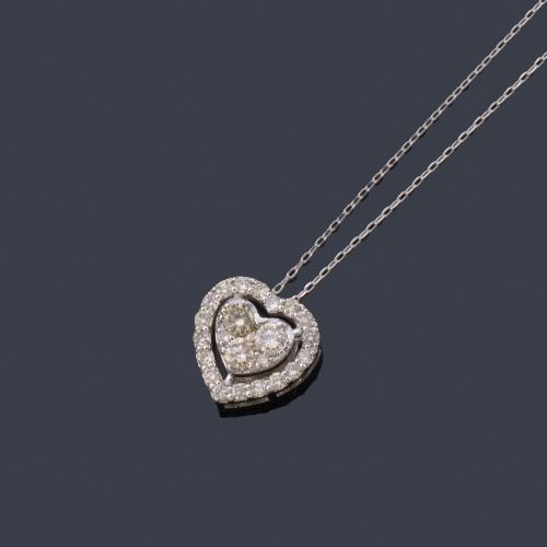  Colgante en forma de corazón con orla de brillantes de aprox. 0,30 ct en total.