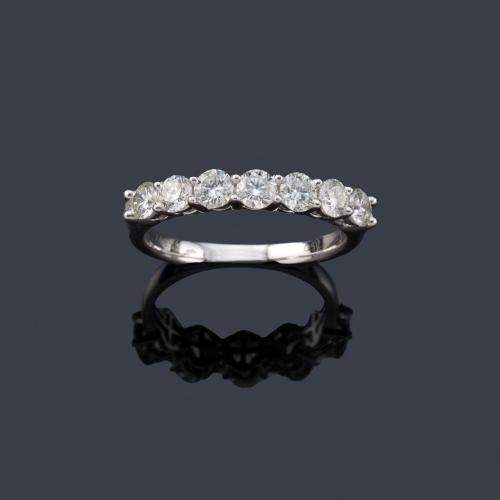  Media alianza de brillantes de aprox. 0,90 ct en total.