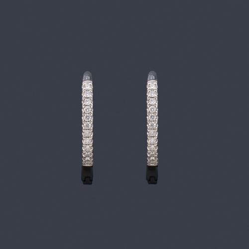  Pendientes tipo criolla con banda de brillantes de aprox. 0,50 ct en total, en montura de oro blanco de 18K.