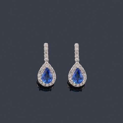  Pendientes largos con pareja de zafiros talla perilla de aprox. 1,03 ct y orla de brillantes de aprox. 0,26 ct en total.