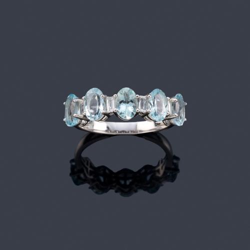  Anillo con cinco aguamarinas talla oval intercalado con diamantes talla baguette en oro blanco de 18K.
