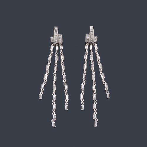  Pendientes largos con tres hileras de diamantes talla baguette de aprox. 0,80 ct en total.