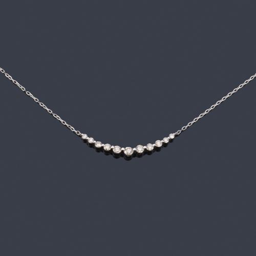  Collar con motivo central curvado con brillantes de aprox. 0,50 ct en total.