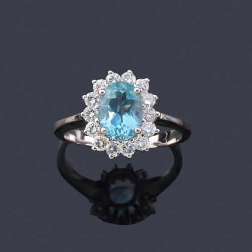  Anillo con aguamarina talla oval de aprox. 1,25 ct con orla de brillantes.