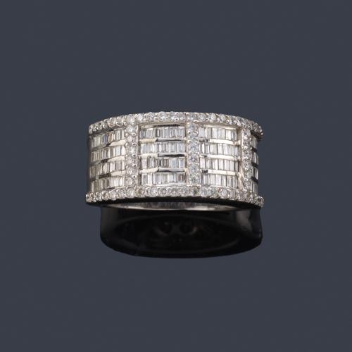  Anillo con cuatro motivos cuajados de diamantes talla baguette y bandas de brillantes de aprox. 3,14 ct en total.