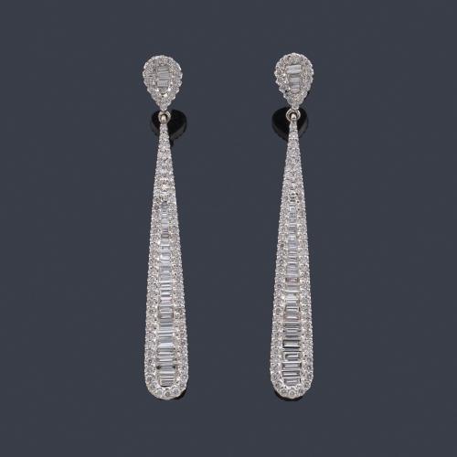  Pendientes largos con diseño en forma de lágrima con diamantes talla baguette y orla de brillantes de aprox. 3,20 ct en total.