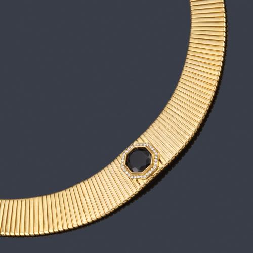  Collar 'tubogás' con centro de ónix y orla de brillantes en oro amarillo de 18K.