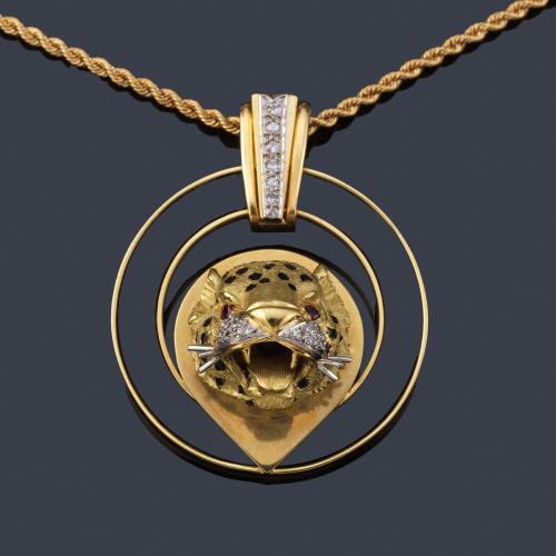  Colgante con cabeza de leopardo con esmalte, rubíes y diamantes, enmarcado con pieza de ónix circular.
