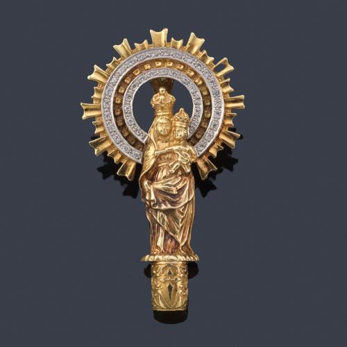  Colgante con La Imagen de La Virgen del Pilar realizada en oro amarillo de 18K con el 'halo' y 'ráfagas' enriquecidos con diamantes.