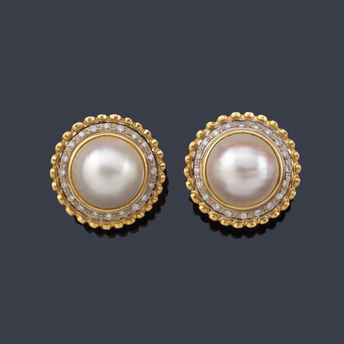 Lote 2537
Pendientes cortos con pareja de perlas Mabe y orla de brillantes en montura de oro amarillo de 18K.