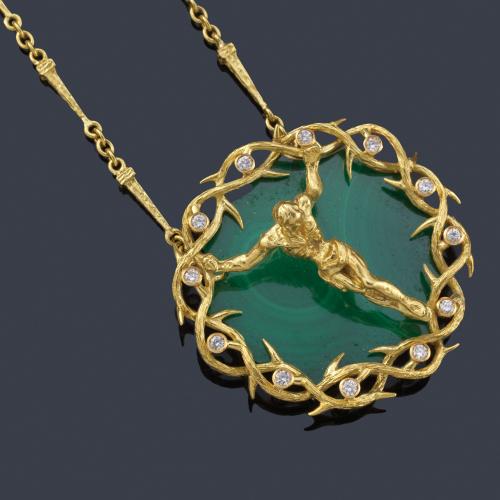  DALÍ
Colgante-escultura con 'Cristo de San Juan de la Cruz' en oro amarillo de 18K, placa de malaquita y brillantes.