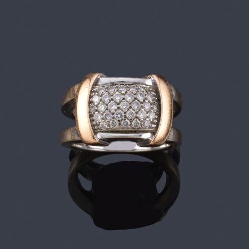 Lote 2539
DAMIANI
Anillo con centro de pavé de brillantes con dos motivos en oro rosa, realizado en montura de oro blanco de 18K.