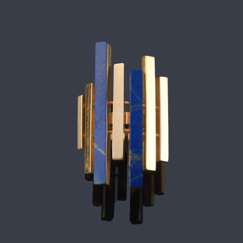  Anillo años '70 con bandas alargadas de lapislázuli intercaladas con bandas de oro amarillo.