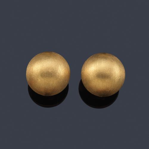  Pendientes cortos semiesféricos realizados en oro amarillo mate de 18K. Años '70.