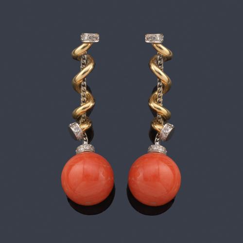  Pendientes largos con diseño en forma de bucle con tira articulada en su interior y remate de cuenta de coral.