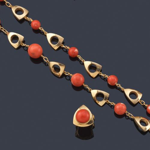  Collar largo y anillo con cuentas esféricas de coral y motivos geométricos realizados en oro amarillo de 18K.