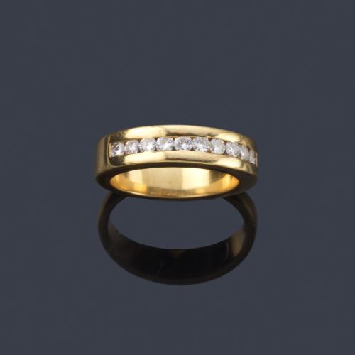  Media alianza con banda de brillantes de aprox. 0,50 ct en total en montura de oro amarillo de 18K.