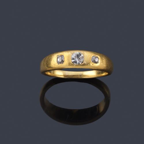  Anillo con tres diamantes talla antigua en montura de oro amarillo de 18K.