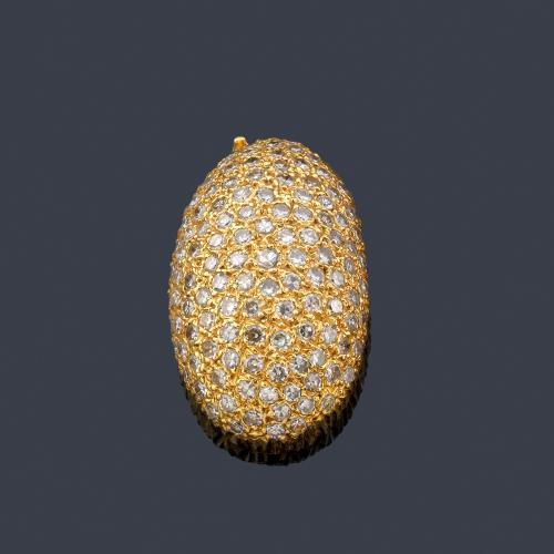  Colgante con diseño oval y pavé de brillantes en montura de oro amarillo de 18K.