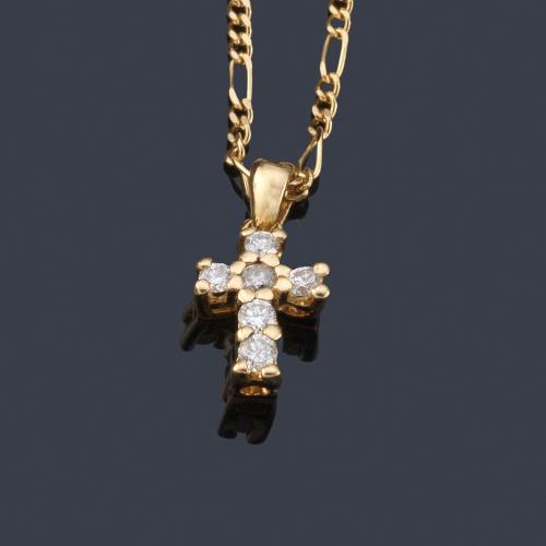  Cruz con brillantitos de aprox. 0,06 ct en total con cadena en oro amarillo de 18K.