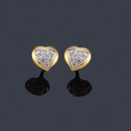  Pendientes cortos en forma de corazón con pavé de brillantes en montura de oro amarillo de 18K.