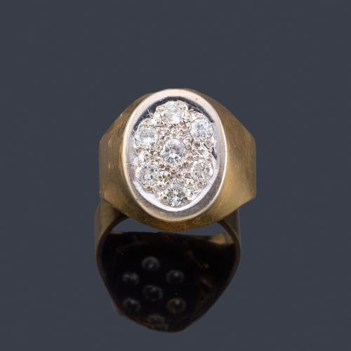  Anillo con pavé de brillantes de aprox. 1,00 ct en total en montura de oro amarillo de 18K y vista en platino.