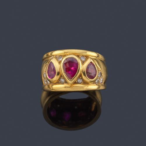  Anillo con tres rubíes talla perilla engastadas en bisel enriquecido con brillantes.