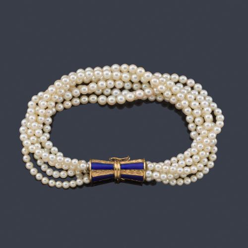  Pulsera con seis hilos de perlitas con broche en forma cónica en oro amarillo de 18K y esmalte azul.