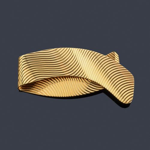 Lote 2558
LUIS GIL
Sujeta-billetes con decoración de ondas realizado en oro amarillo de 18K.