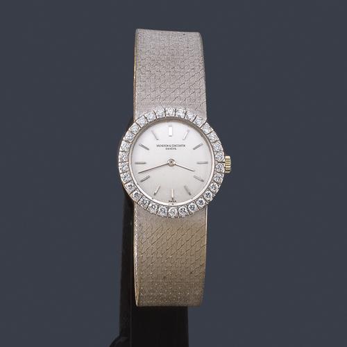 Lote 2605
VACHERON & CONSTANTIN de señora con caja y brazalete en oro blanco de 18 K y brillantes.