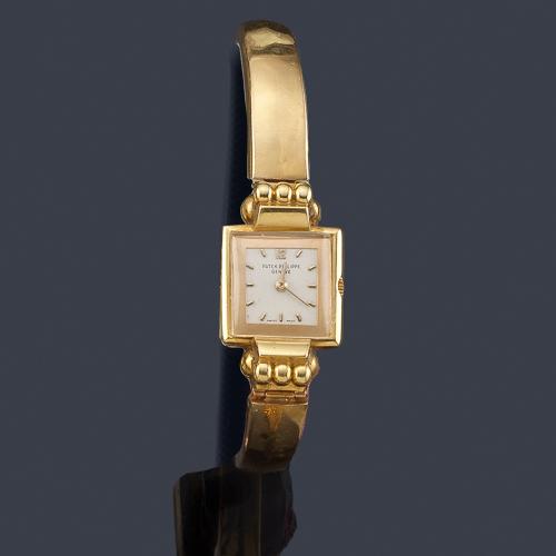 Lote 2606
PATEK PHILIPPE de señora con caja y brazalete en oro amarillo de 18 K.