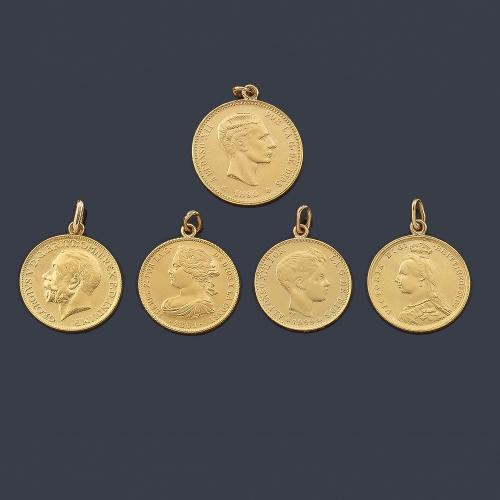  Lote de 5 monedas colgadas.