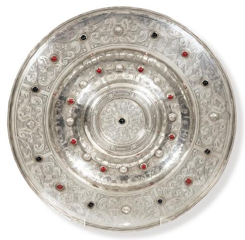 Lote 1142
Bandeja de plata española punzonada con marcas apócrifas, posiblemente de López.
Con incrustaciones de piedras duras, siguiendo modelos del S. XVII. 