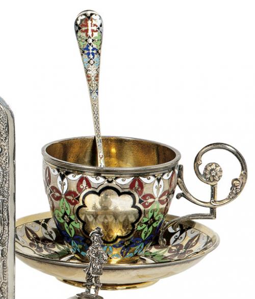 Lote 1146
Taza con plato y cuchara en plata francesa en su color y sobredorada, punzonada Ley 950 de  Martial Fray, París mediados S. XIX.
