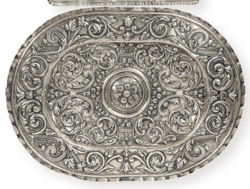 Lote 1151
Bandeja oval de plata española punzonada de Collar, Madrid ff. S. XIX.