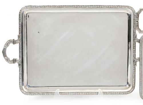  Bandeja rectangular de dos asas de plata española punzonada 1ª Ley de Matilde Espuñes.