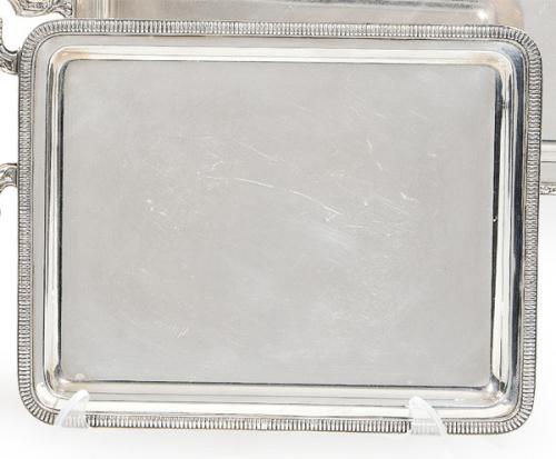  Bandeja rectangular de dos asas de plata española punzonada 1ª Ley con marca comercial de J. Pérez Fernández.