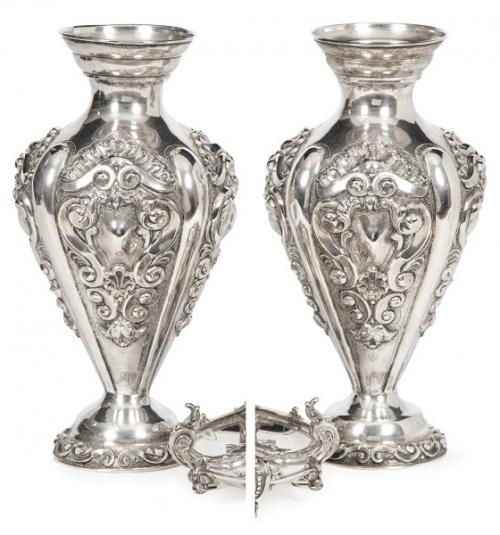 Lote 1156
Pareja de jarrones de plata portuguesa punzonada Ley 833, Oporto h. 1950.