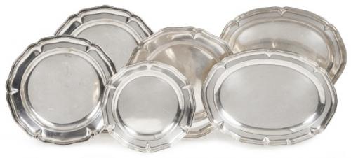 Lote 1171
Seis bandejas de servir de plata española dos de ellas pareja de formato oval y el resto circulares, punzonadas Ley 916 de distintos orfebres pp. S. XX.